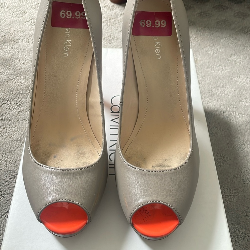 Nude and neon orange pumps